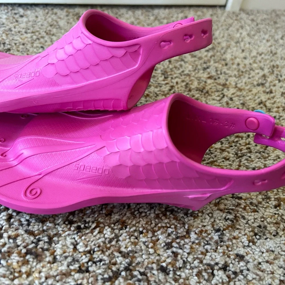 NWOT Speedo Flutter Feet Kid's Swim Fins, Berry, size L/XL